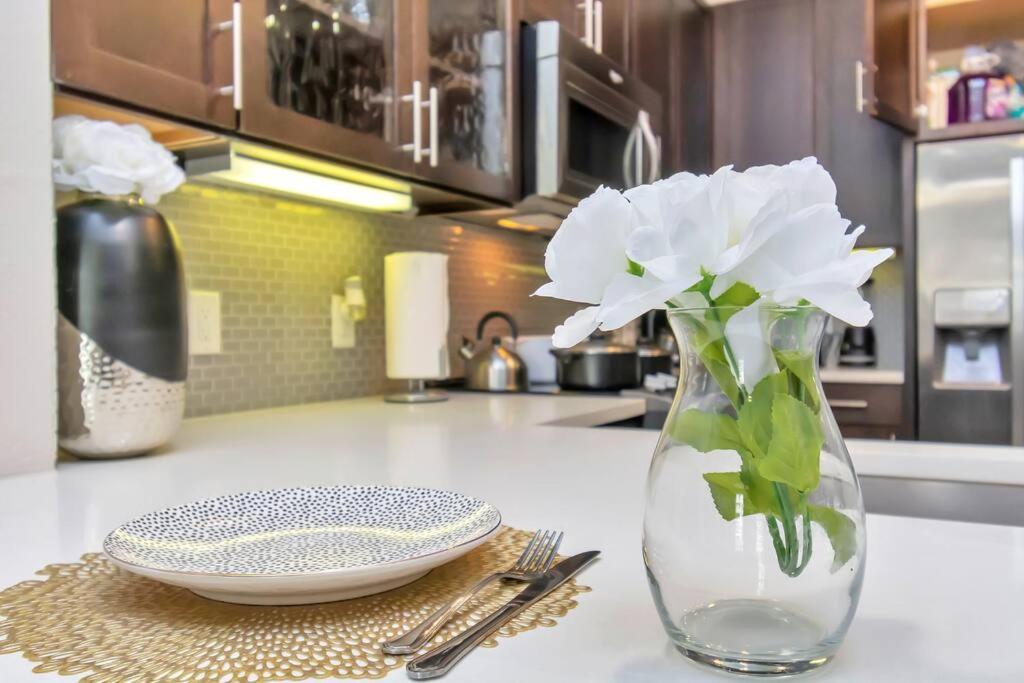Penthouse Cool-Oasis-In-Houston-Rental Car Available-View-Great-Sleep 외부 사진