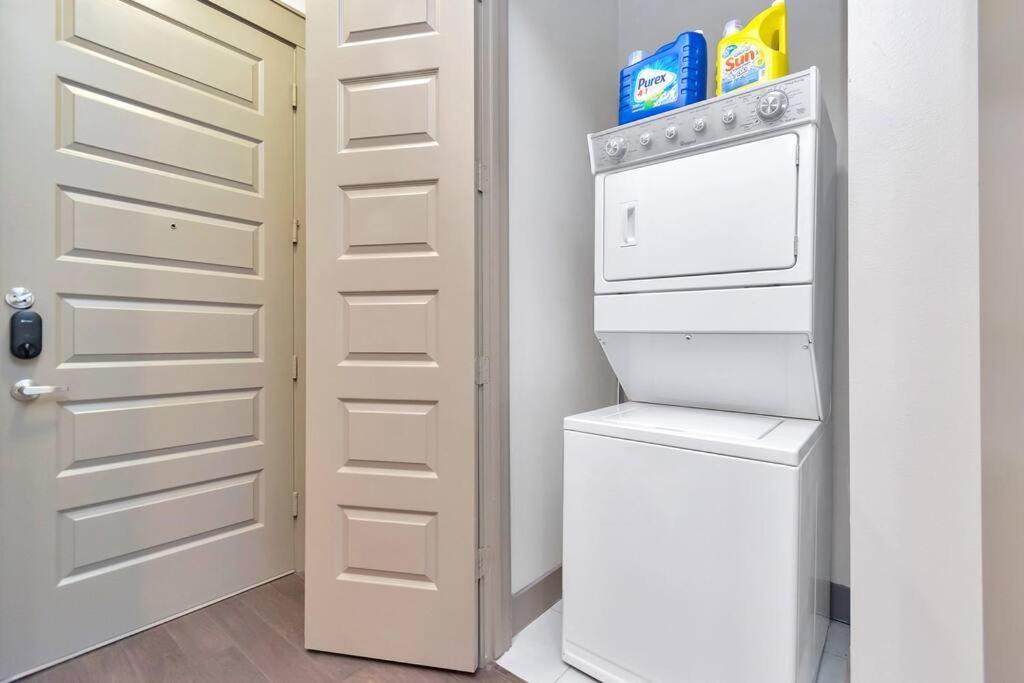 Penthouse Cool-Oasis-In-Houston-Rental Car Available-View-Great-Sleep 외부 사진