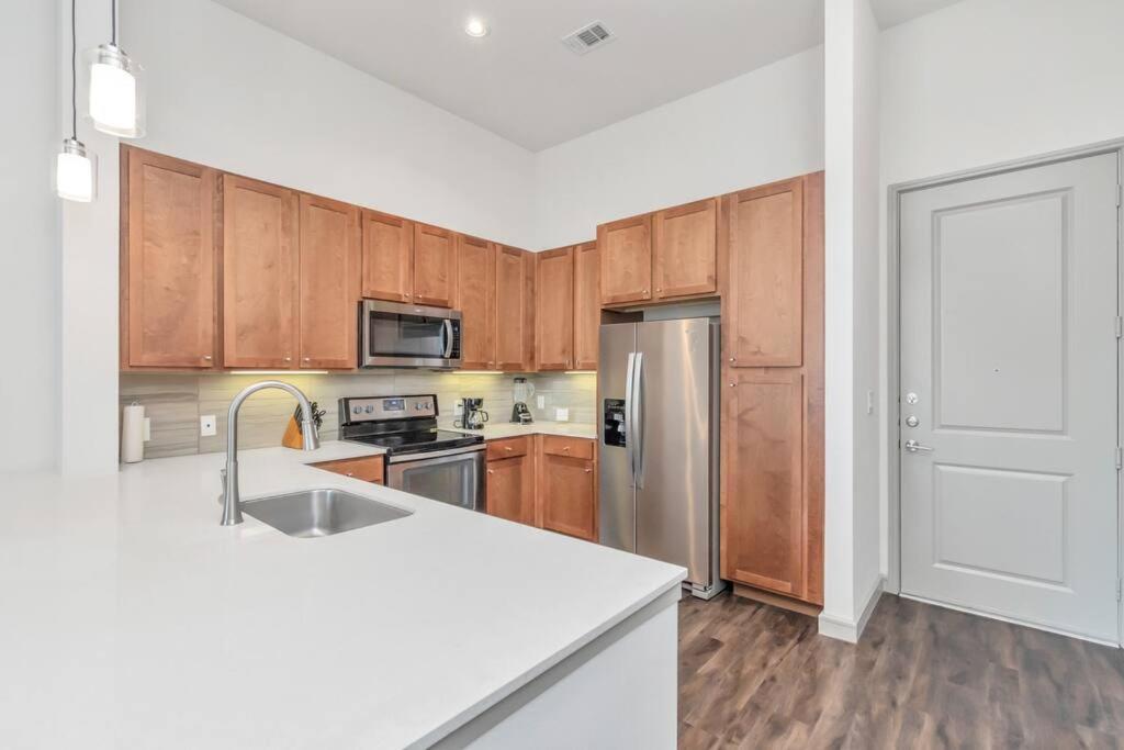 Penthouse Cool-Oasis-In-Houston-Rental Car Available-View-Great-Sleep 외부 사진