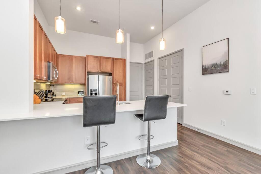 Penthouse Cool-Oasis-In-Houston-Rental Car Available-View-Great-Sleep 외부 사진