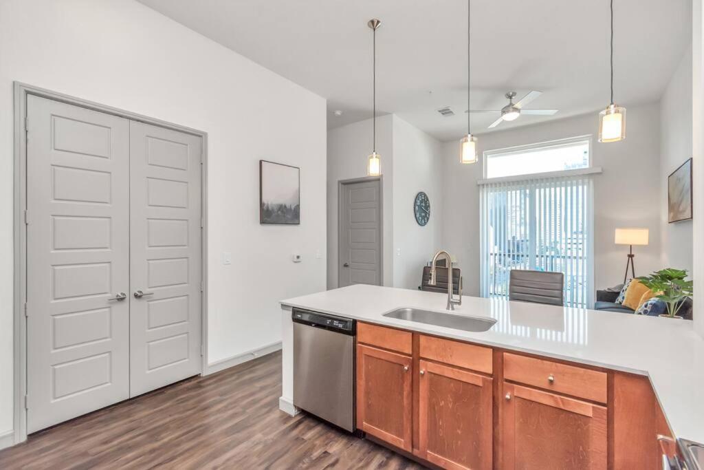 Penthouse Cool-Oasis-In-Houston-Rental Car Available-View-Great-Sleep 외부 사진