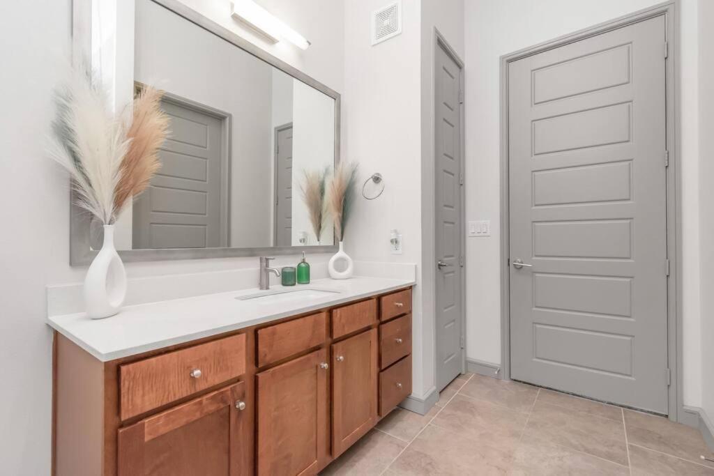 Penthouse Cool-Oasis-In-Houston-Rental Car Available-View-Great-Sleep 외부 사진