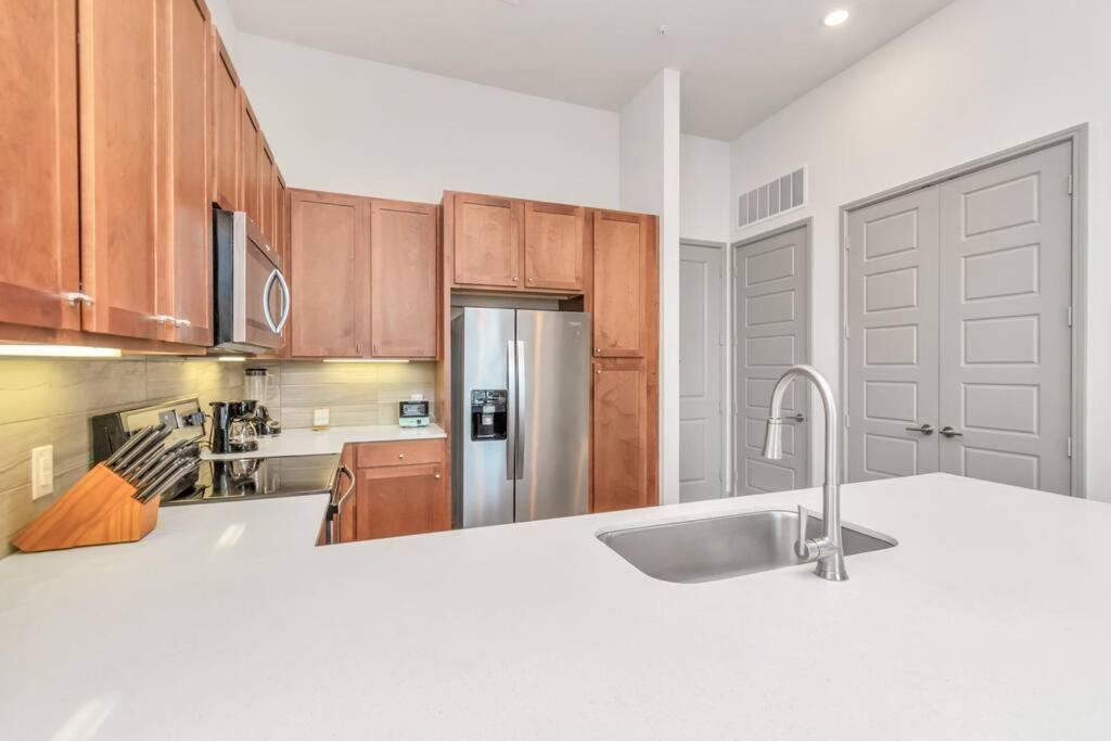 Penthouse Cool-Oasis-In-Houston-Rental Car Available-View-Great-Sleep 외부 사진
